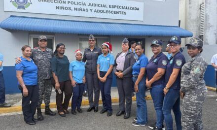 Personal de Policía NNA orienta a estudiantes del Liceo Mauricio Báez sobre derechos y deberes