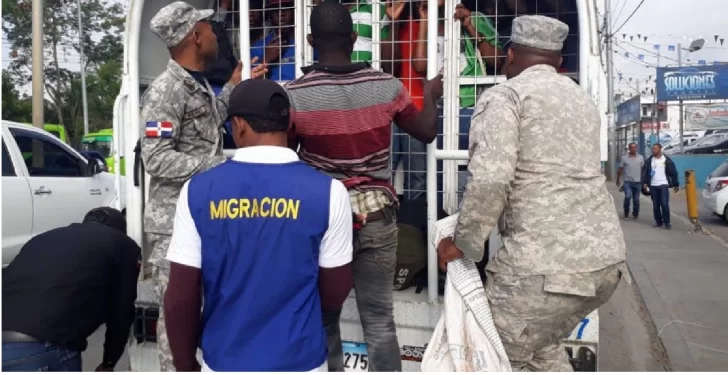 Migración detiene 26 haitianos mientras eran transportados en diferentes provincias