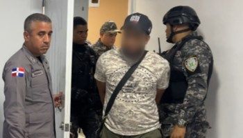 Detienen hombre por posesión de sustancias ilícitas en Villa González