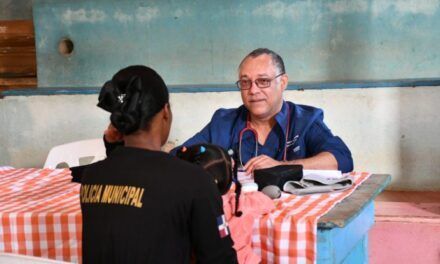 Senador Johnson Encarnación encabeza operativo médico en el distrito municipal de Río Limpio