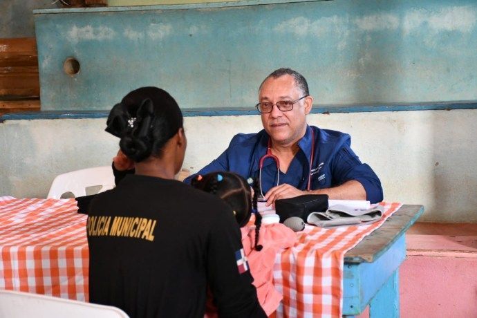 Senador Johnson Encarnación encabeza operativo médico en el distrito municipal de Río Limpio