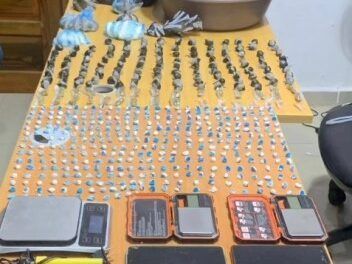 Policía desmantela dos puntos de ventas de drogas y ocupan miles de porciones en La Romana