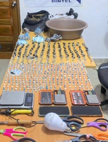 Policía desmantela dos puntos de ventas de drogas y ocupan miles de porciones en La Romana