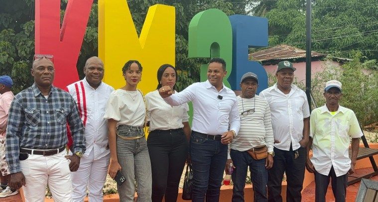 Alcalde de Los Botados entrega parque a la comunidad del Kilómetro 35
