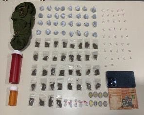PN y MP decomisan más de 2,600 galones de bebidas adulteradas tras desmantelar laboratorio clandestino en Navarrete; apresan a dos personas