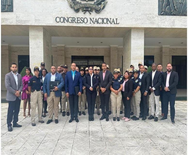 Miembros de Trata de Personas fortalecen conocimientos constitucionales en visita al Congreso Nacional