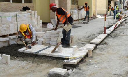Migración analiza la demanda local de obreros extranjeros en los sectores agrícola y construcción