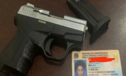 Policía Nacional apresa a dos hombres por porte ilegal de armas de fuego en Barahona y Moca