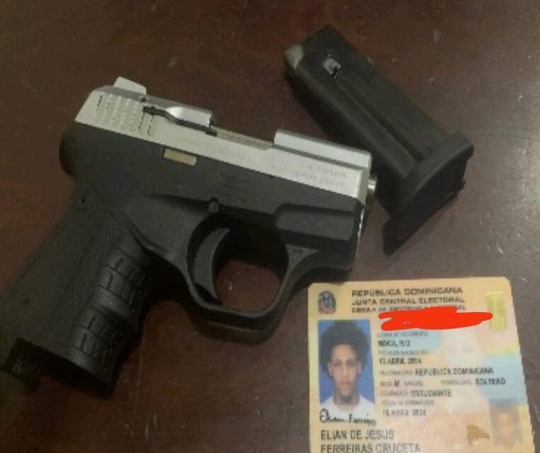 Policía Nacional apresa a dos hombres por porte ilegal de armas de fuego en Barahona y Moca