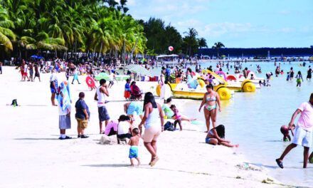 Miles asisten a la playa de Boca Chica para iniciar el nuevo el 2025