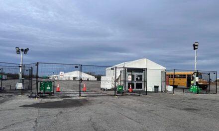 Nueva York cierra un campamento para inmigrantes