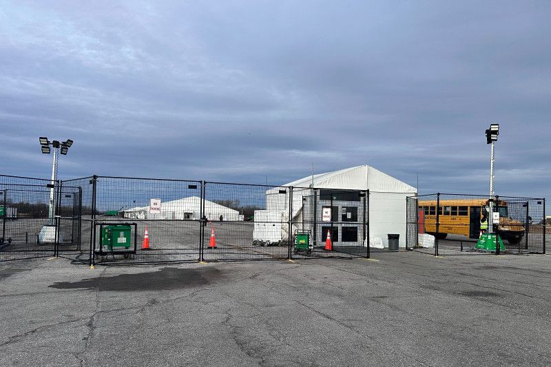 Nueva York cierra un campamento para inmigrantes