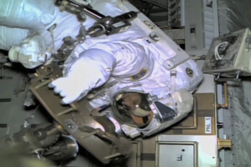 Astronauta de NASA sale en caminata espacial tras siete meses en órbita