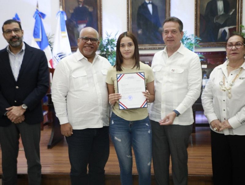 Promipyme entrega financiamiento a empresarios afectados por incendio en Santiago