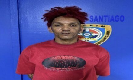 Tras asedio policial, se entrega hombre buscado por doble homicidio en Santiago