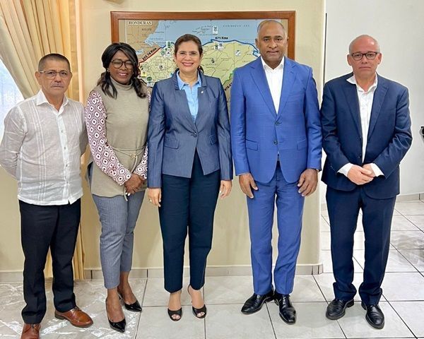 SENADOR JULITO FULCAR SE REÚNE CON PRECANDIDATA PRESIDENCIAL DE HONDURAS, RICXI MONCADA