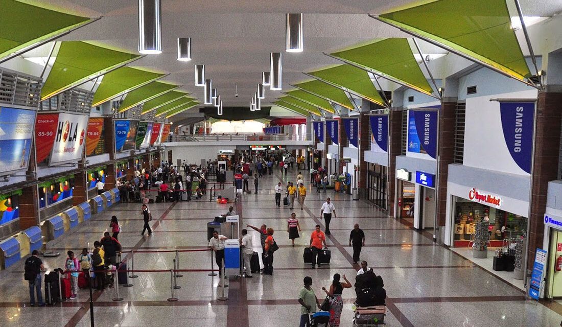 Fallo técnico en el AILA retrasa desembarque de pasajeros de World2Fly