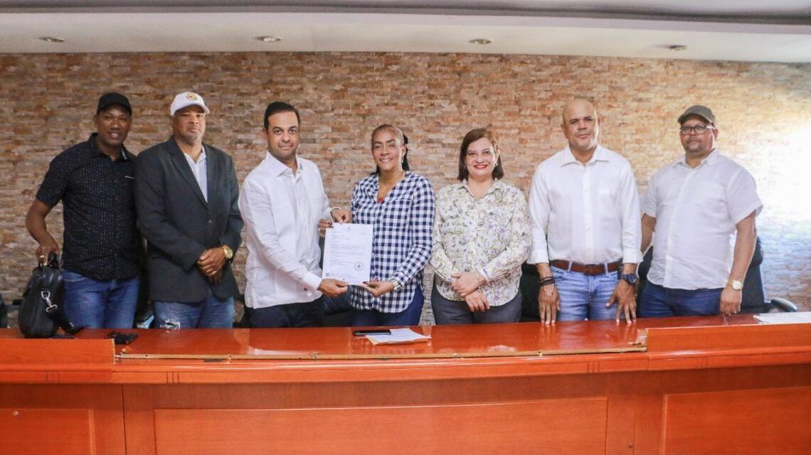 Entregan RD$17.3 millones para fortalecer recolección de basura y renovar alcaldías en Hato Mayor