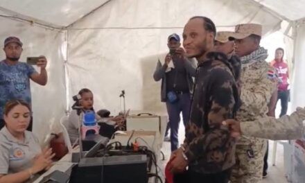 Migración entrega a la policía de Haití otro supuesto pandillero detenido en la RD