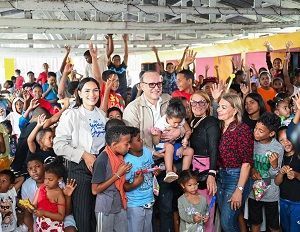 Alcalde Ulises Rodríguez entrega juguetes a niños de distintas comunidades de Santiago