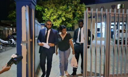 Otorgan libertad a madre que protestó con osamentas de su hija en fiscalía de Higüey