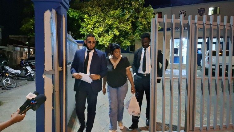 Otorgan libertad a madre que protestó con osamentas de su hija en fiscalía de Higüey