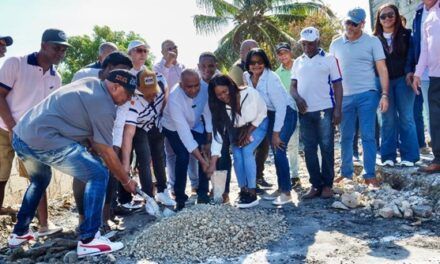 Senador Julito Fulcar inicia construcción de vivienda para familia afectada por incendio en Carretón