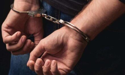 Policía apresa a tres personas y ocupa dos armas de fuego en San Cristóbal y La Vega