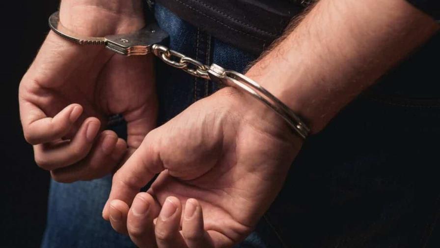 Policía apresa a tres personas y ocupa dos armas de fuego en San Cristóbal y La Vega