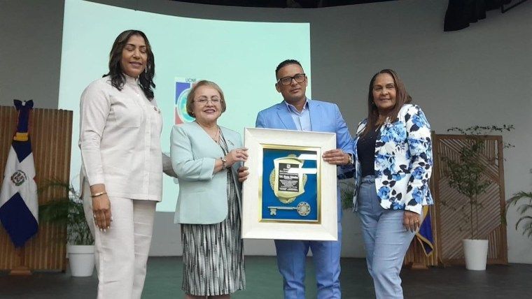 Alcaldía de SFM otorga llave de la ciudad a la embajadora de El Salvador en RD