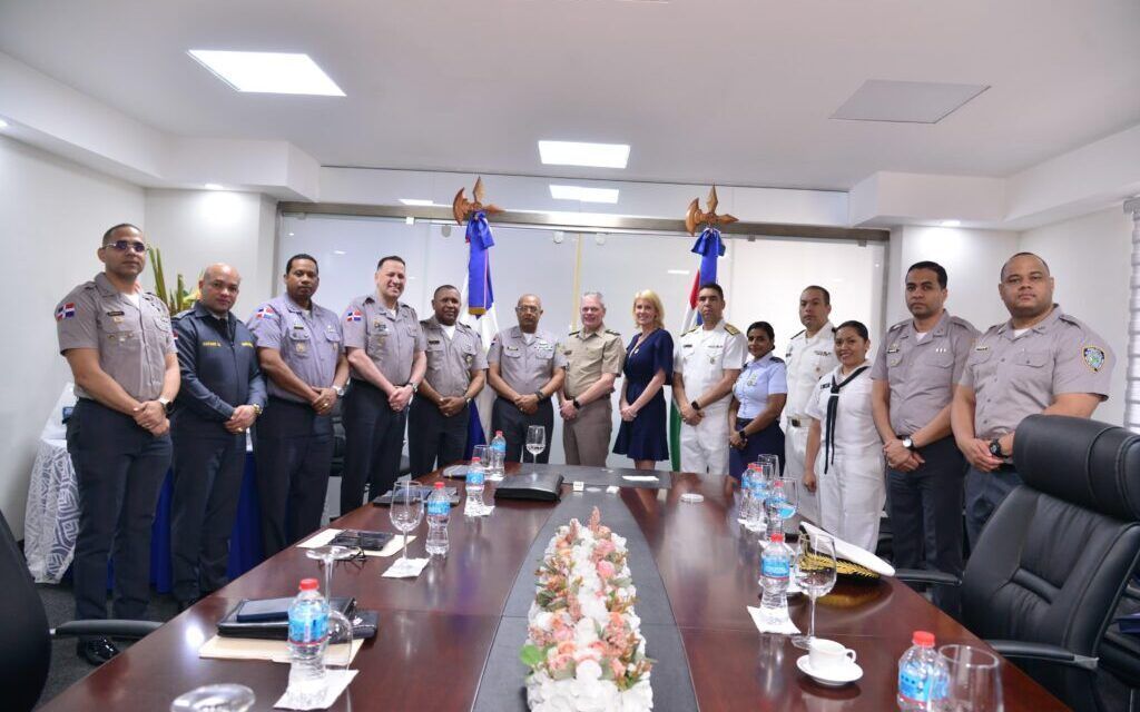 Director general de la Policía Nacional recibe la visita del director del Colegio Interamericano de Defensa (IADC)