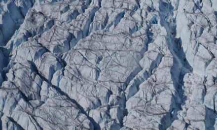 La capa de hielo de Groenlandia se agrieta más rápido de lo predicho
