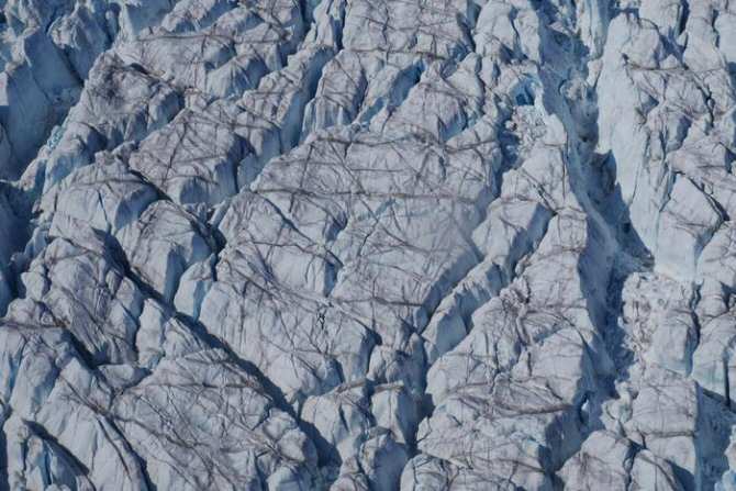 La capa de hielo de Groenlandia se agrieta más rápido de lo predicho