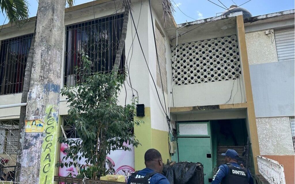 Policía Nacional, junto al MP, ocupa arma de fuego y más de 3,000 gramos de presunta cocaína en allanamiento en La Romana