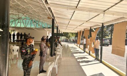 Policía Nacional capacita a 253 agentes de la provincia La Vega en el uso de la pistola TASER 7