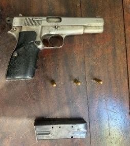 Policía Nacional apresa dos hombres por porte ilegal de armas de fuego en Baní