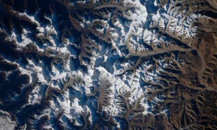 La montaña más alta del mundo vista desde el espacio