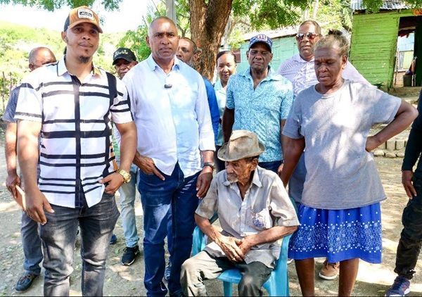 Senador Julito Fulcar se compromete a la construcción de techado para familia en El Carretón