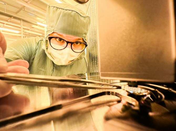 Logran conectar células vivas individuales a electrodos de plástico