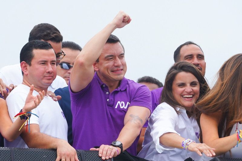 Noboa encabeza las elecciones presidenciales