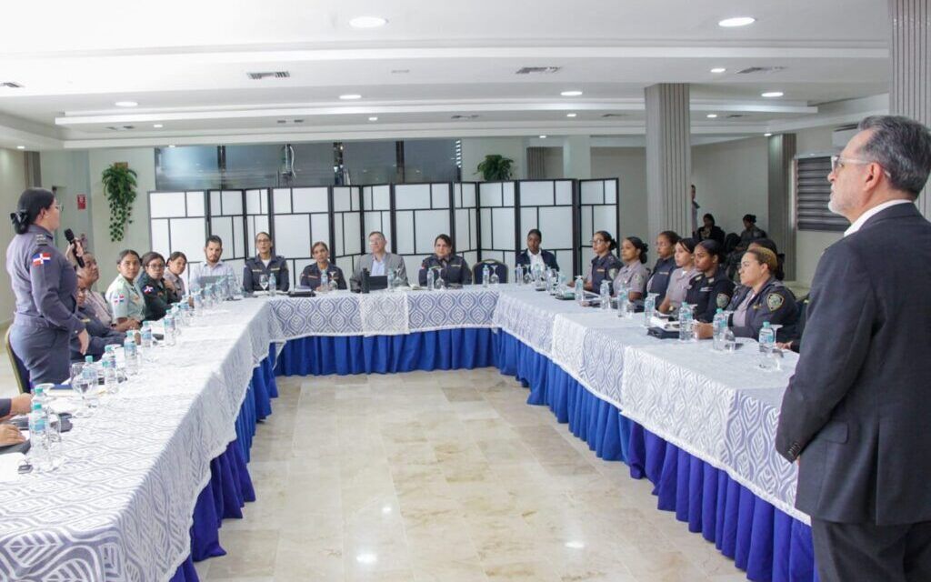 Comisionado para la Reforma Policial encabeza conversatorio con mujeres policías sobre Ley orgánica institucional