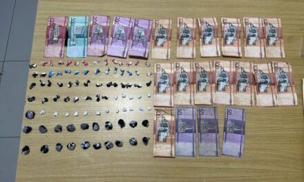 Policía ocupa drogas, armas, chaleco antibalas y detiene a seis personas en operativos en Monte Plata