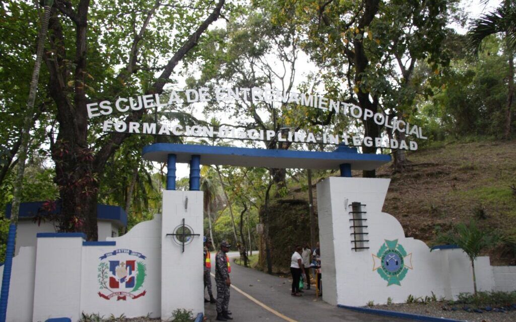 Familiares visitan y comparten con las jóvenes aspirantes en su segundo domingo de estadía en la Escuela de Entrenamiento Policial en Hatillo