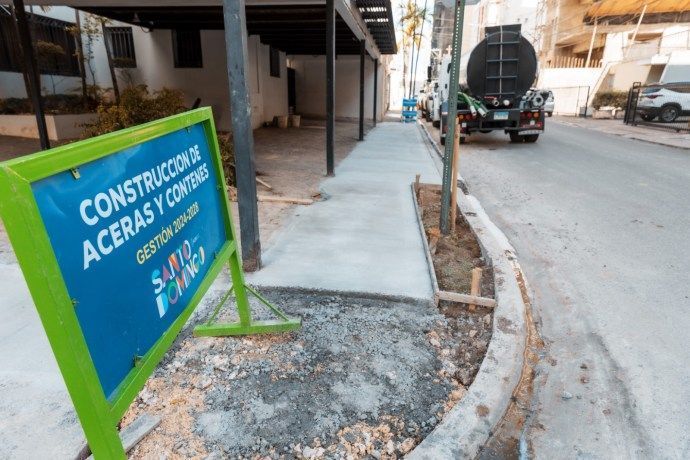 Alcaldía del DN continúa construcción de aceras y contenes en Serrallés y Mata Hambre