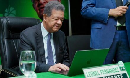 Leonel inicia plenaria de votación en Congreso de FP; es el primero en sufragar