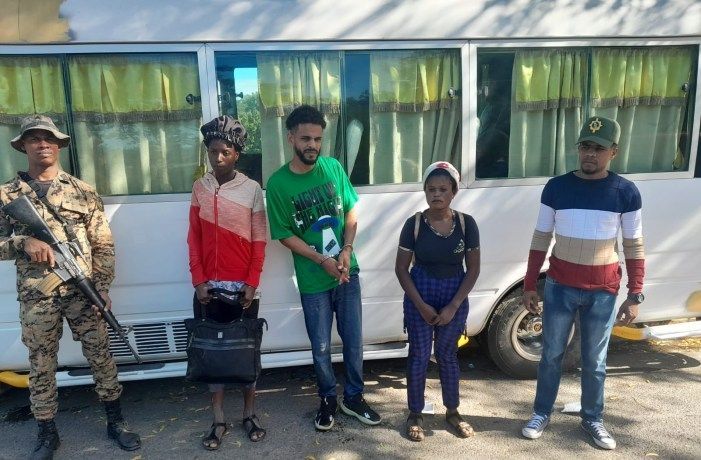 Chofer se lanza a canal de riego para evadir arresto por transportar haitianos