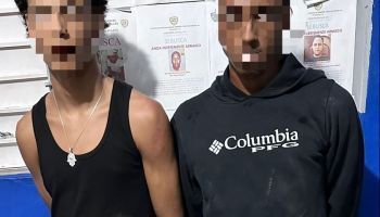 Arrestan dos hombres tras despojar a otro de una cadena y agredir a su hija en Santiago