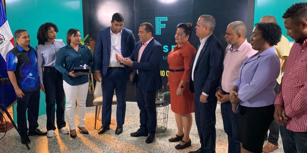 Oliver Santos encabeza primer encuentro de proyecto Faro de Estesperanza