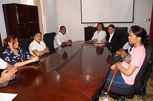 Administrativa del Ayuntamiento Municipio San Cristóbal (AMSC) se reúne con estudiantes universitarios de Ingenio Nuevo