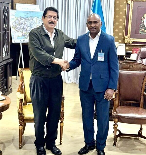 Expresidente de Honduras, Manuel Zelaya, recibe a senador por Peravia Julito Fulcar